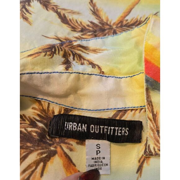 Urban Outfitters UO Gardenia Souvenir Button-Down Top Size Small Tropical - Picture 4 of 6